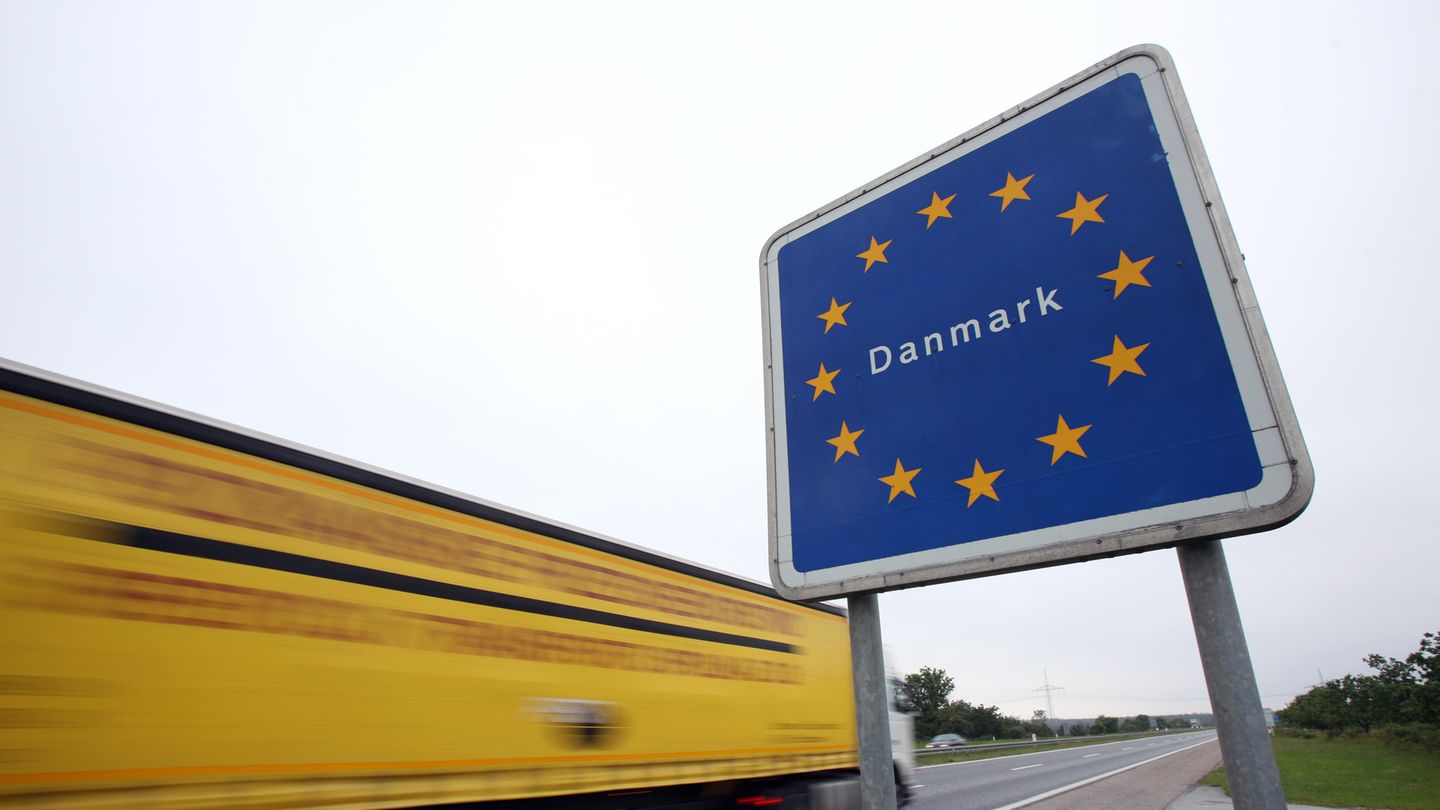 Ein LkW fährt an einem dänischen Grenzschild vorbei