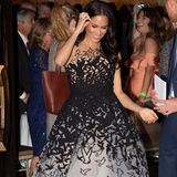 Das mit Abstand teuerste Kleid der Reise war diese handgefertigte Oscar de la Renta Robe, die Meghan bei einer Preisverleihung in Sydney präsentierte. Kostenpunkt: geschätzte 11.253 Euro.