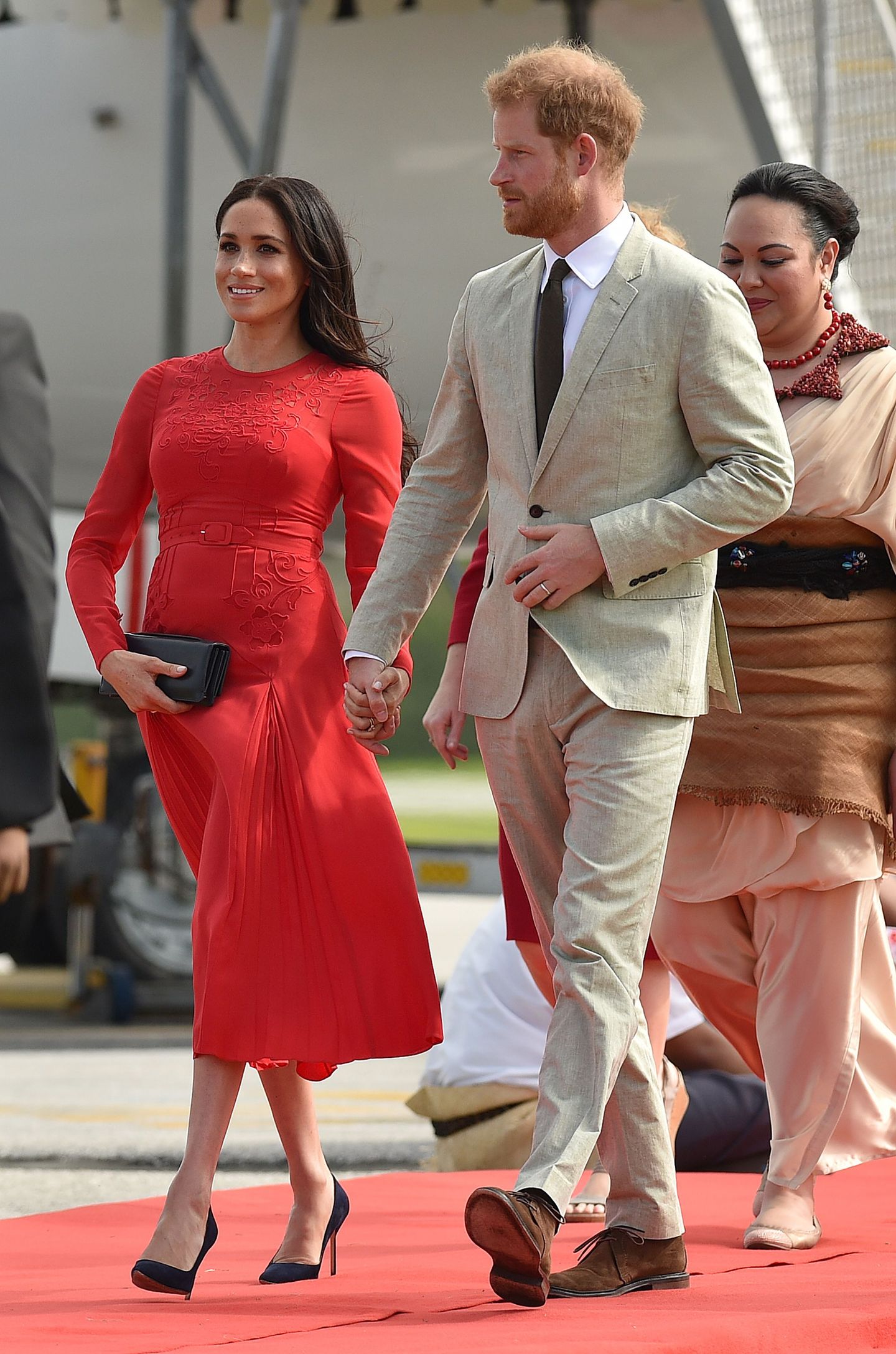 Frau von Prinz Harry: Ankunft auf Tonga im roten Faltenkleid von Self Portrait. Mit einem Preis von 427 Euro gehörte es zu Meghans günstigeren Outfits. Dabei unterlief der 37-Jährigen allerdings ein Fauxpas: Sie hatte vergessen das Etikett vom Saum zu entfernen. Ankunft auf Tonga im roten Faltenkleid von Self Portrait. Mit einem Preis von 427 Euro gehörte es zu Meghans günstigeren Outfits. Dabei unterlief der 37-Jährigen allerdings ein Fauxpas: Sie hatte vergessen das Etikett vom Saum zu entfernen.