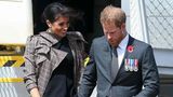 Stürmische Ankunft in Neuseeland. Auf dem Flughafen von Wellington trug Meghan einen Trenchcoat von Karen Walker (circa 600 Euro) und zum ersten Mal überhaupt ein Umstandskleid. Das war mit knapp 40 Euro besonders preisgünstig und stammt vom Onlinehändler Asos. 