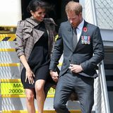 Stürmische Ankunft in Neuseeland. Auf dem Flughafen von Wellington trug Meghan einen Trenchcoat von Karen Walker (circa 600 Euro) und zum ersten Mal überhaupt ein Umstandskleid. Das war mit knapp 40 Euro besonders preisgünstig und stammt vom Onlinehändler Asos. 