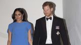 Eleganter Auftritt von Harry und Meghan beim Staatsdinner auf den Fidschi-Inseln. Das blaue Kleid der 37-Jährigen stammt vom Label SAFiYAA und kostet circa 1232 Euro.