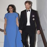 Eleganter Auftritt von Harry und Meghan beim Staatsdinner auf den Fidschi-Inseln. Das blaue Kleid der 37-Jährigen stammt vom Label SAFiYAA und kostet circa 1232 Euro.