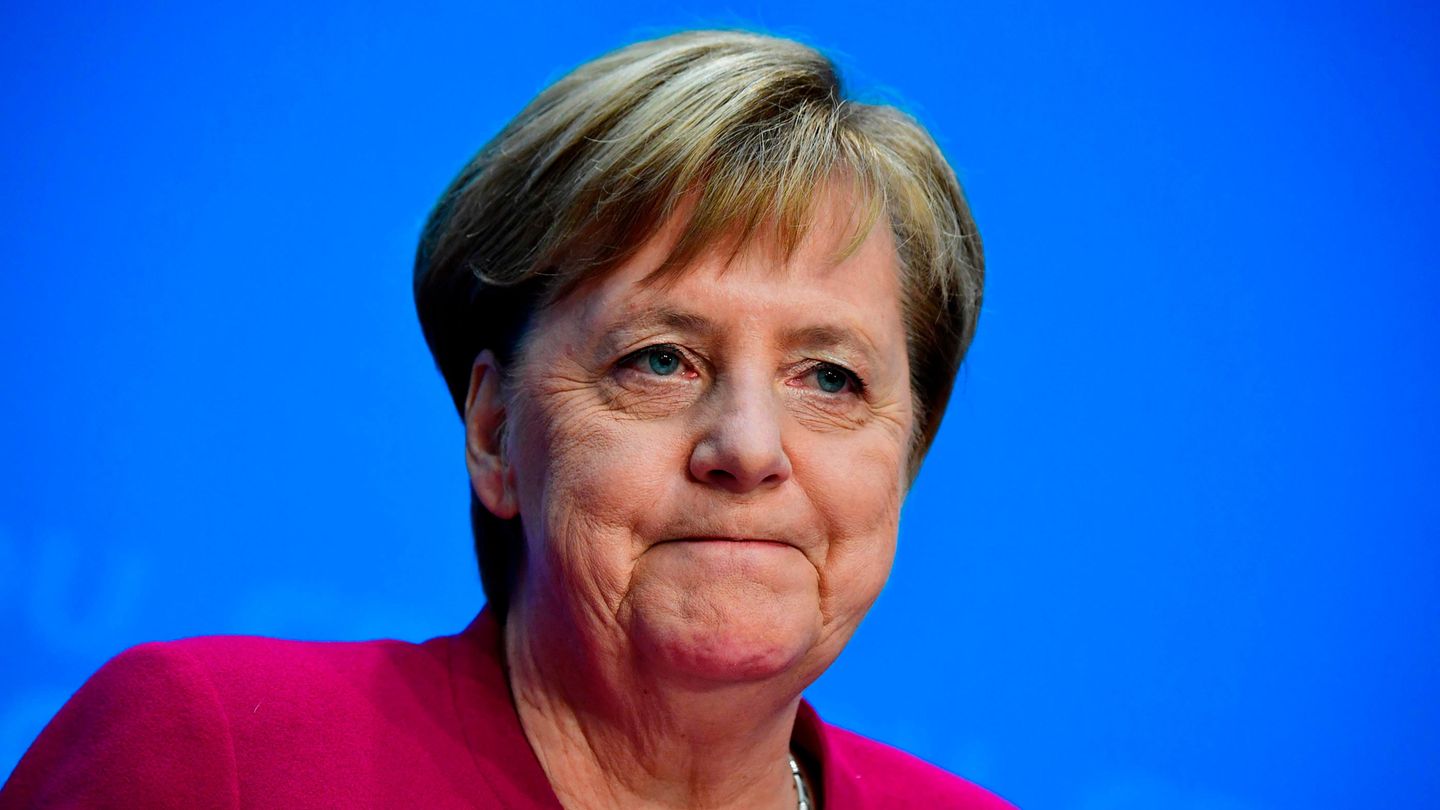 Angela Merkel kneift auf ihrer Pressekonferenz zum Rücktritt vom CDU-Parteivorsitz die Lippen zusammen