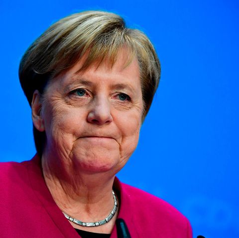 Angela Merkel kneift auf ihrer Pressekonferenz zum Rücktritt vom CDU-Parteivorsitz die Lippen zusammen