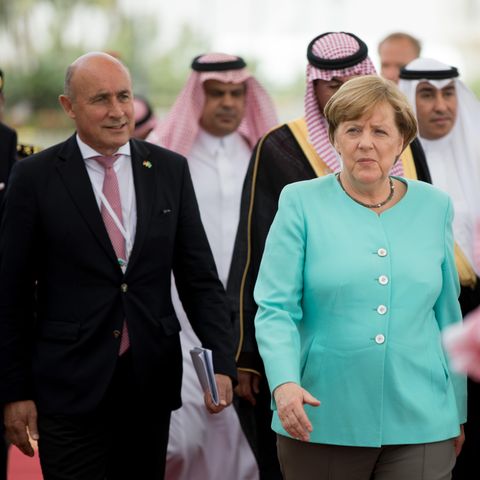 Dieter Haller mit Angela Merkel in Saudi-Arabien