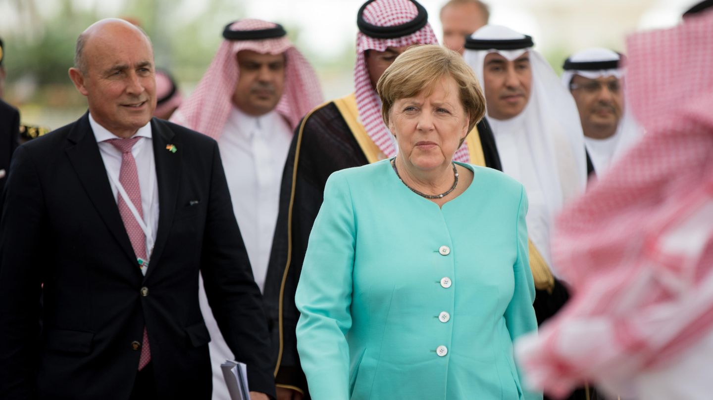 Dieter Haller mit Angela Merkel in Saudi-Arabien
