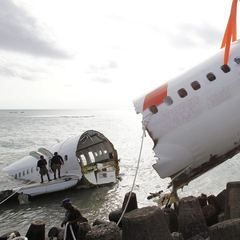 Bergung des Wracks einer Boeing 737 mit dem übergepinselten Schriftzug von Lion Air: Am 13. April 2013 hatte der Jet die Landebahn des Ngurah Rai Airport auf Bali verfehlt und war im Wasser auseinandergebrochen.