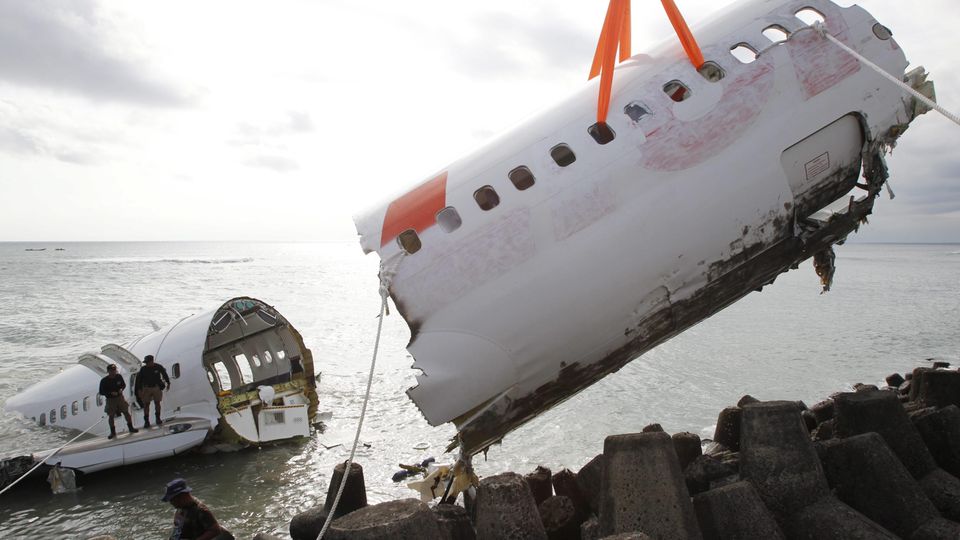 Bergung des Wracks einer Boeing 737 mit dem übergepinselten Schriftzug von Lion Air: Am 13. April 2013 hatte der Jet die Landebahn des Ngurah Rai Airport auf Bali verfehlt und war im Wasser auseinandergebrochen.
