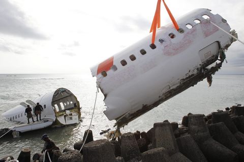 Bergung des Wracks einer Boeing 737 mit dem übergepinselten Schriftzug von Lion Air: Am 13. April 2013 hatte der Jet die Landebahn des Ngurah Rai Airport auf Bali verfehlt und war im Wasser auseinandergebrochen.
