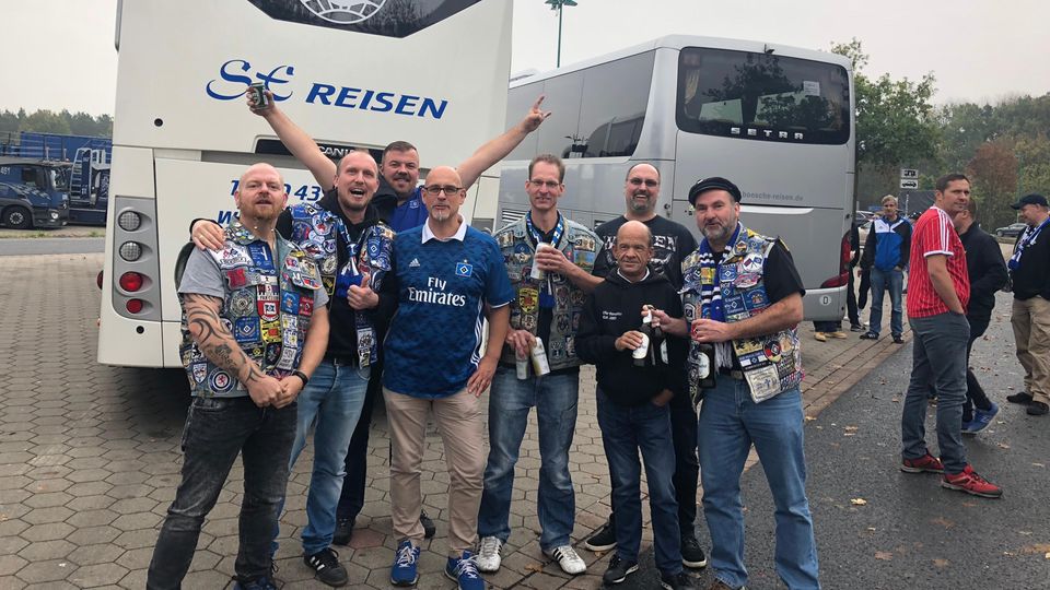 Mitglieder des Fanklubs Semper Fi 1887 posieren auf einem Rastplatz gemeinsam mit anderen HSV-Fans Gut gelaunt: Mitglieder des Fanklubs Semper Fi 1887 posieren auf einem Rastplatz gemeinsam mit anderen HSV-Fans