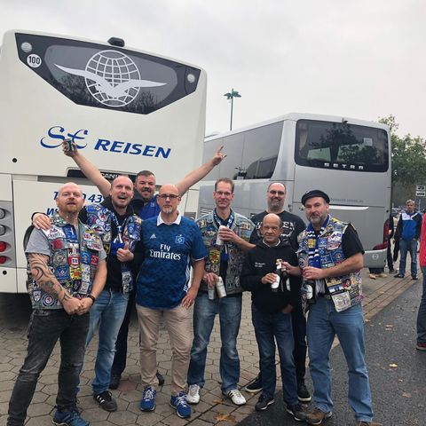Gut gelaunt: Mitglieder des Fanklubs Semper Fi 1887 posieren auf einem Rastplatz gemeinsam mit anderen HSV-Fans