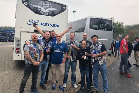 Gut gelaunt: Mitglieder des Fanklubs Semper Fi 1887 posieren auf einem Rastplatz gemeinsam mit anderen HSV-Fans