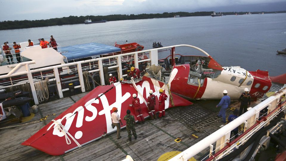 Im Januar 2015 bringt ein Schiff die Wrackteile des Fluges von Air Asia 8501. Der Airbus A320 war 28. Dezember 2014 auf dem Flug vom Flughafen Juanda auf Java nach Singapur abgestürzt.