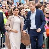 Das Etuikleid von Brandon Maxwell, der Trenchcoat von Burberry, die Stilettos von Stuart Weitzman: In diesem Luxus-Look spazierte Meghan durch Auckland. Kosten für das gesamte Outfit: 4021 Euro.
