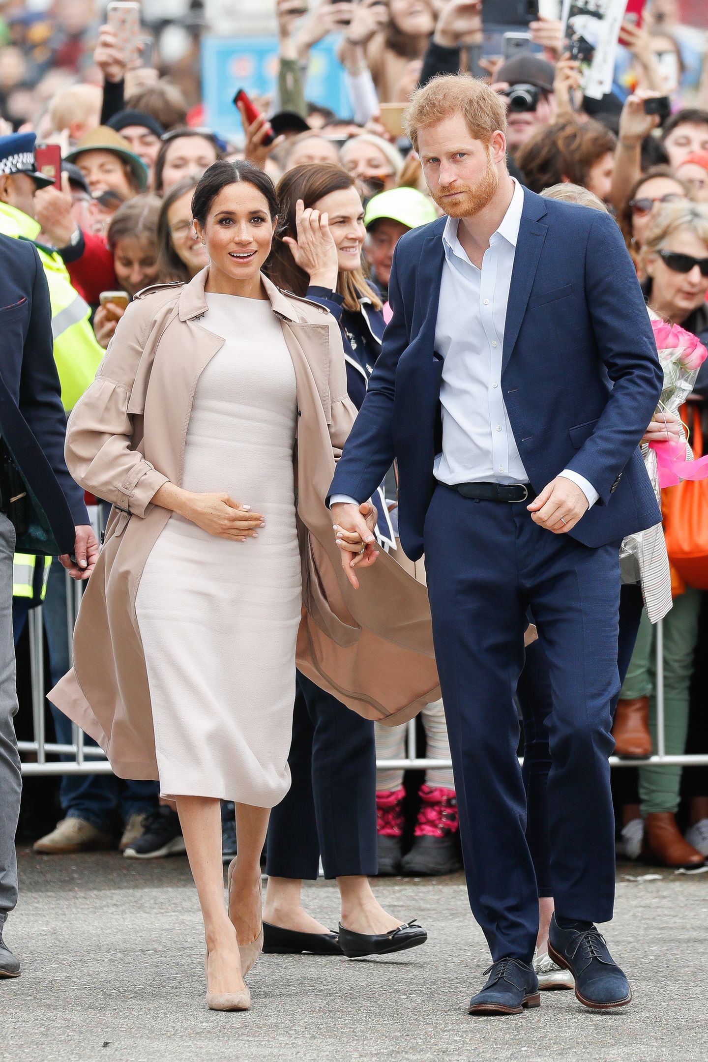 Das Etuikleid von Brandon Maxwell, der Trenchcoat von Burberry, die Stilettos von Stuart Weitzman: In diesem Luxus-Look spazierte Meghan durch Auckland. Kosten für das gesamte Outfit: 4021 Euro.