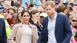 Das Etuikleid von Brandon Maxwell, der Trenchcoat von Burberry, die Stilettos von Stuart Weitzman: In diesem Luxus-Look spazierte Meghan durch Auckland. Kosten für das gesamte Outfit: 4021 Euro.