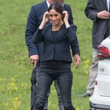 In Auckland traten Harry und Meghan zum Gummistiefel-Weitwurf an. Für diesen Anlass wählte die 37-Jährige Jeans und Blazer für zusammen rund 370 Euro und Stiefel für 182 Euro.