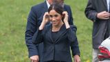 In Auckland traten Harry und Meghan zum Gummistiefel-Weitwurf an. Für diesen Anlass wählte die 37-Jährige Jeans und Blazer für zusammen rund 370 Euro und Stiefel für 182 Euro.