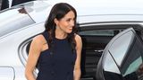 Für einen Empfang im Auckland War Memorial Museum recycelte Herzogin Meghan dieses Designerkleid von Antonio Berardi. Sie trug das blaue Modell bereits 2017 bei einem Poloturnier in Berkshire. Bei einem Preis von etwa 3000 Euro ist es durchaus verständlich, dass das gute Stück mehrfach zum Einsatz kommt.