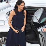 Für einen Empfang im Auckland War Memorial Museum recycelte Herzogin Meghan dieses Designerkleid von Antonio Berardi. Sie trug das blaue Modell bereits 2017 bei einem Poloturnier in Berkshire. Bei einem Preis von etwa 3000 Euro ist es durchaus verständlich, dass das gute Stück mehrfach zum Einsatz kommt.