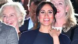 Stella McCartney gehört zu den Lieblings-Designerinnen von Herzogin Meghan. Zur Eröffnung der Invictus Games trug die 37-Jährige ein blaues Kleid der Modemacherin. Passend dazu war der blaue Mantel, den sich Meghan über die Schulter legte. Beide Kleidungsstücke zusammen kosteten 2161 Euro.