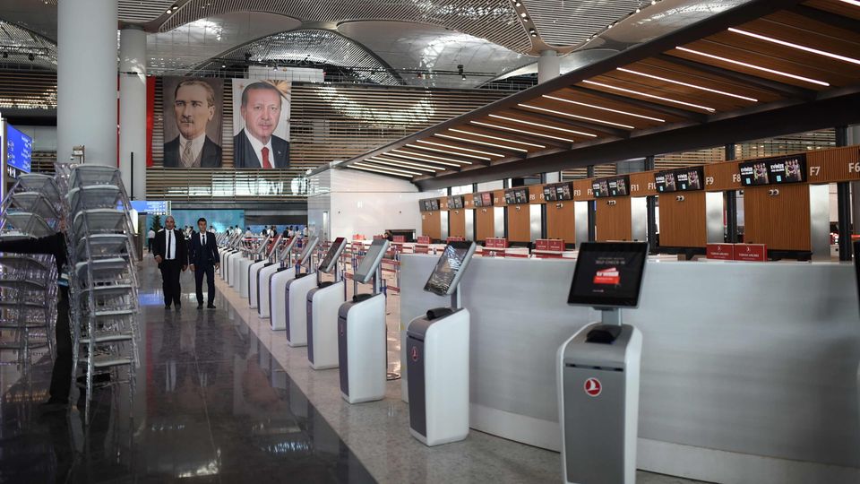 Flughafen Istanbul Erdogans MegaAirport startet mit Mini