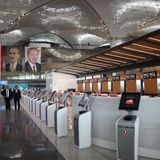 In den Check-in-Bereichen steht die Selbstbedienung im Vordergrund - und Mustafa Kemal Ataturk und Recep Tayyip Erdogan schweben im Hintergrund.