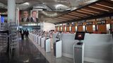 In den Check-in-Bereichen steht die Selbstbedienung im Vordergrund - und Mustafa Kemal Ataturk und Recep Tayyip Erdogan schweben im Hintergrund.