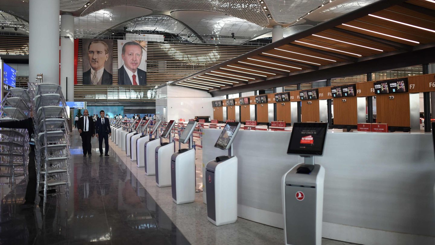 In den Check-in-Bereichen steht die Selbstbedienung im Vordergrund - und Mustafa Kemal Ataturk und Recep Tayyip Erdogan schweben im Hintergrund.
