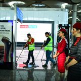 Bevor die Ehrengäste zur Eröffnung kommen, wird schnell durchgewischt. Ab Januar 2019 sollen hier 90 Millionen Passagiere pro Jahr abgefertigt werden.