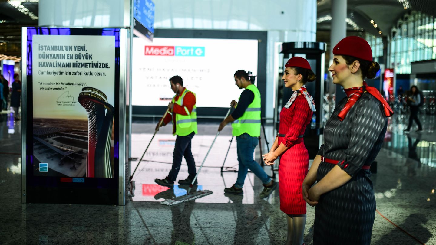 Bevor die Ehrengäste zur Eröffnung kommen, wird schnell durchgewischt. Ab Januar 2019 sollen hier 90 Millionen Passagiere pro Jahr abgefertigt werden.