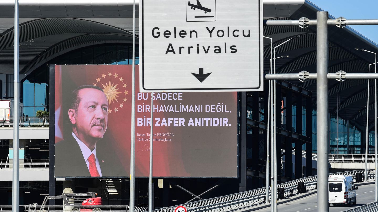 Flughafen Istanbul Erdogans MegaAirport startet mit Mini