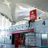 Auch innerhalb des Terminals wird noch gebaut. Erst Ende Dezember werden die Flugzeuge und Flughafenfahrzeuge innerhalb von 45 Stunden vom Atatürk-Flughafen zum neuen Airport verlegt.