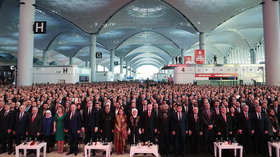 Inszenierung am 95. Gründungstag der Türkei: So sieht die Eröffnungszeremonie im offiziellen Foto aus, mit dem türkischen Präsidenten Recep Tayyip Erdogan und seiner Frau Emine in Bildmitte.