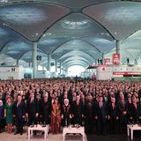 Inszenierung am 95. Gründungstag der Türkei: So sieht die Eröffnungszeremonie im offiziellen Foto aus, mit dem türkischen Präsidenten Recep Tayyip Erdogan und seiner Frau Emine in Bildmitte.