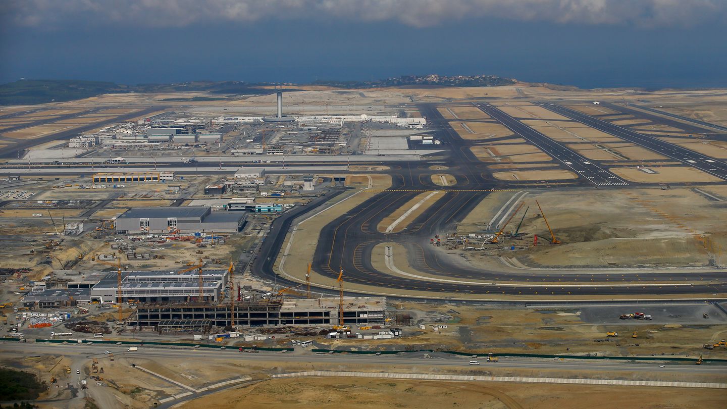 Ein Flughafengelände mit einer Fläche von 76 Quadratkilometern: Dieses Foto von Ende September zeigt den neuen Flughafen von Istanbul aus der Luft.