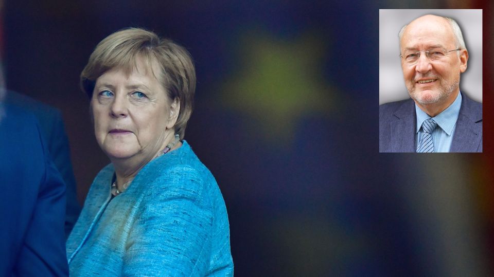 Bundeskanzlerin Angela Merkel verlässt nach ihrer Pressekonferenz die Bühne, auf deren Hintergrund CDU-Logos prangen
