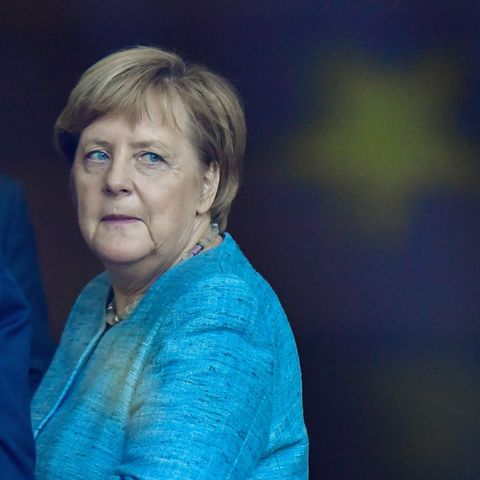 Bundeskanzlerin Angela Merkel verlässt nach ihrer Pressekonferenz die Bühne, auf deren Hintergrund CDU-Logos prangen
