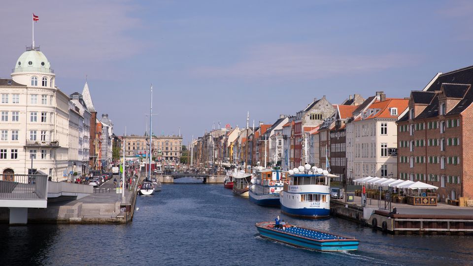 Der Nyhavn in Kopenhagen liegt direkt am Wasser Der Nyhavn in Kopenhagen liegt direkt am Wasser