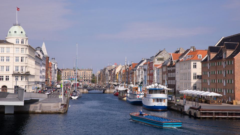 Der Nyhavn in Kopenhagen liegt direkt am Wasser