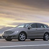 Budget 10.000 Euro I  Mit einem Budget von bis zu 10.000 Euro wird das Spektrum noch größer. Entsprechende Kombis mit Luxusausstattung, viel Platz im Innern und Allradantrieb werden mit dem Einsatz von mehr Geld entsprechend jünger, die Laufleistung geringer und der Pflegezustand besser. Viel mehr als ein Geheimtipp ist dabei seit Jahren die Mercedes R-Klasse. Der Großraumvan ist zwar keine Schönheit, bietet im Innern aber Platz ohne Ende, jede Menge Reisekomfort und die gute Daimler-Qualität.