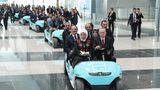 Die Dimensionen innerhalb von Terminal 1 sind so riesig, dass die Ehrengäste zur Eröffnungszeremonie im Golfcart angefahren kamen.