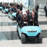 Die Dimensionen innerhalb von Terminal 1 sind so riesig, dass die Ehrengäste zur Eröffnungszeremonie im Golfcart angefahren kamen.