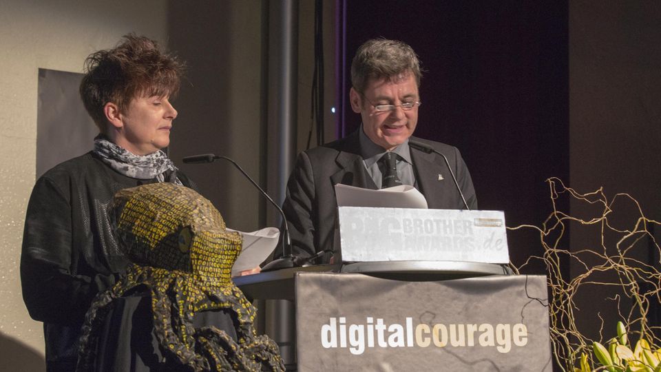 Die Digital-Aktivisten Rena Tangens und padeluun bei der Verleihung des "Big Brother Awards"