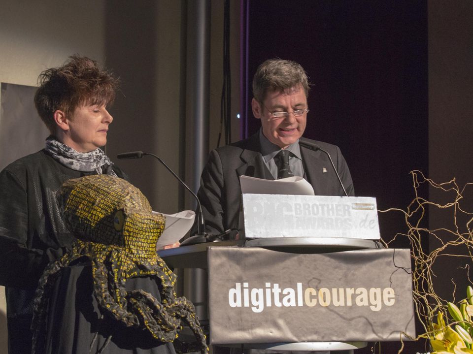 Die Digital-Aktivisten Rena Tangens und padeluun bei der Verleihung des "Big Brother Awards" Die Digital-Aktivisten Rena Tangens und padeluun bei der Verleihung des "Big Brother Awards"