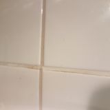 Fazit: Nach zwei Arbeitsschritten sieht die Fuge tatsächlich sauberer aus. Die Verwendung des Fugentorpedo ist simpel. Wer den großen Frühjahrsputz in Angriff nehmen will (oder richtig alte, verkrustete Fliesen hat), ist mit dem Gerät gut beraten. Für die alltägliche Reinigung ist der Fugentorpedo doch ein bisschen viel. Um Fugen nach der Reinigung zu schützen, haben die Gründer auch einen Fugenschutz-Stift im Sortiment.