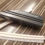 In der Packung ist neben der Halterung eine Diamantschiene und eine Bürste. Beide kann man ins Handstück schieben und dann loslegen.