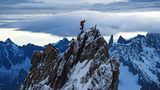 Bild 1 von 10 der Fotostrecke zum Klicken:  Ueli Steck auf der Aiguille de Blanche de Peueterey im Mount-Blanc-Gebiet, einer der am schwierigsten zu besteigenden Viertausender der Alpen. 