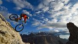 Bergab in den Dolomiten: Der Mountainbike-Abenteurer Harald Philipp auf einer steilen Passage oberhalb des Grödner Jochs.